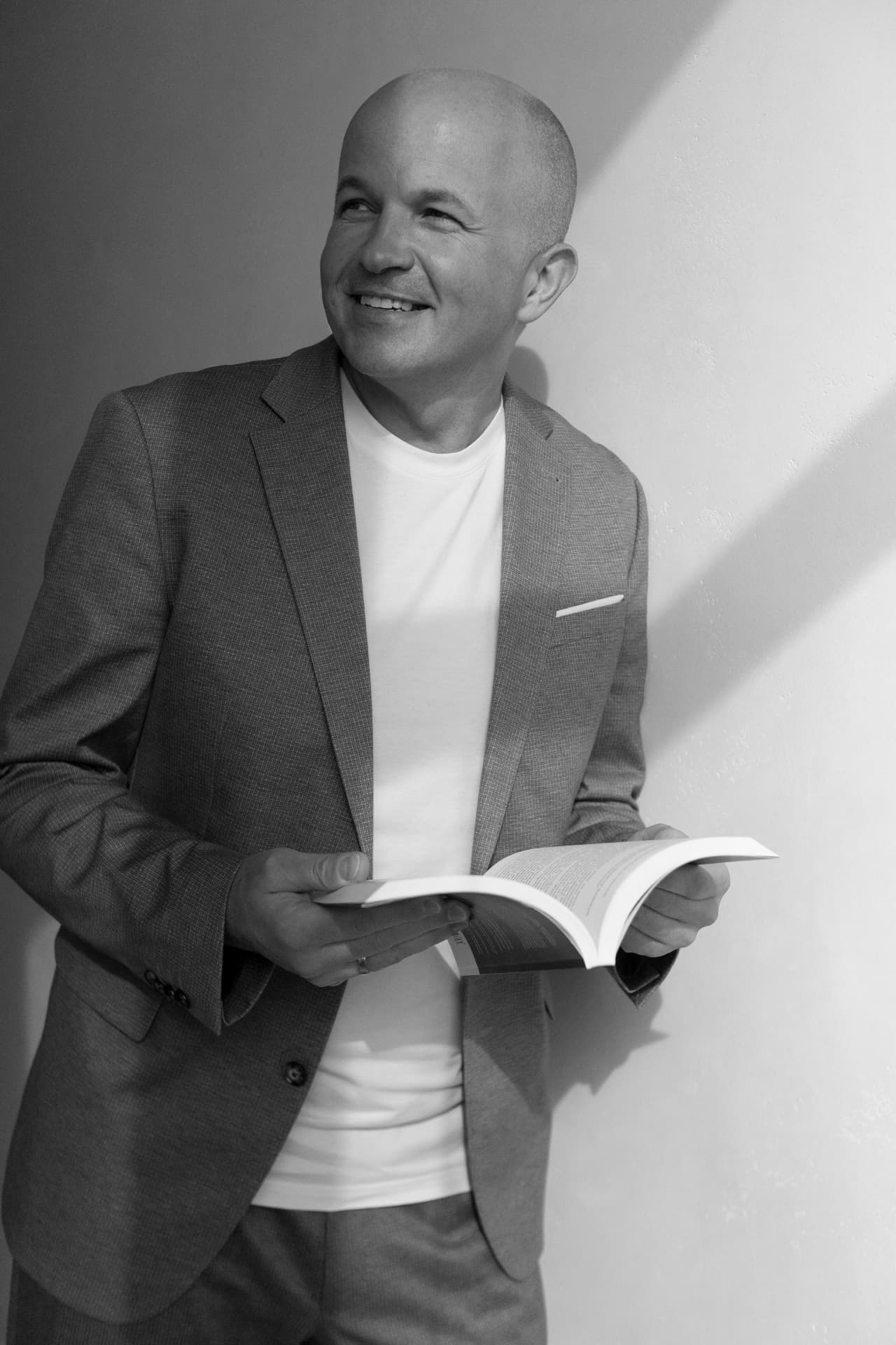 Robert Pławiak z książką w dłoniach